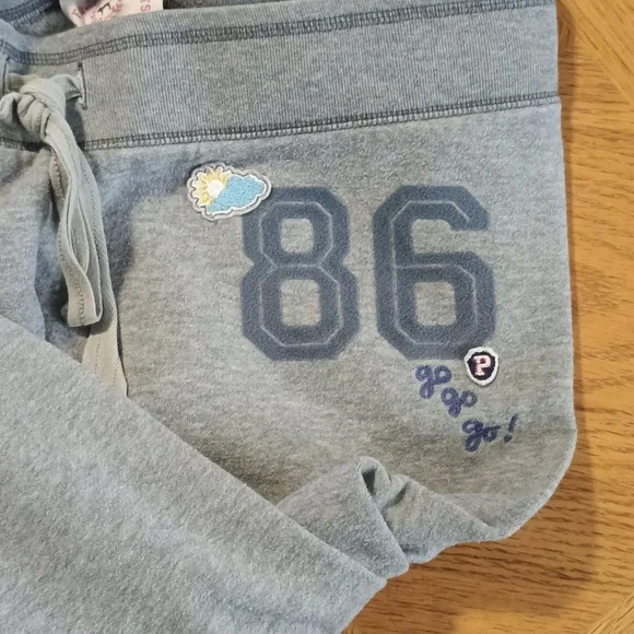 CLASSIC VINTAGE PINK VICTORIA'S SECRET SIZE MEDIUM CAPRI GRAY SWEATPANTS 💕 - Picture 5 of 8